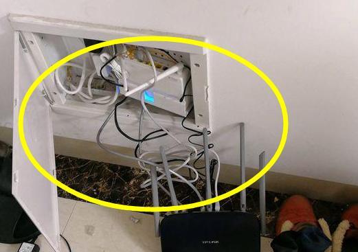 弱电箱带路由器怎么装修,开发商预留弱电箱很小要怎样布置