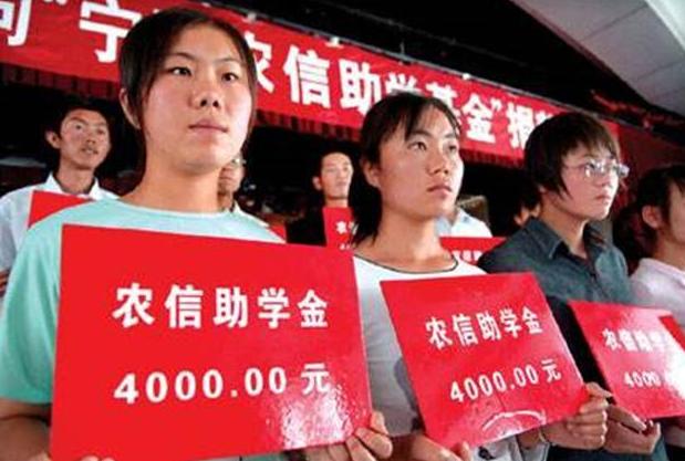 “我买了一双200元耐克鞋”,失去助学金,贫困生不配有好生活?