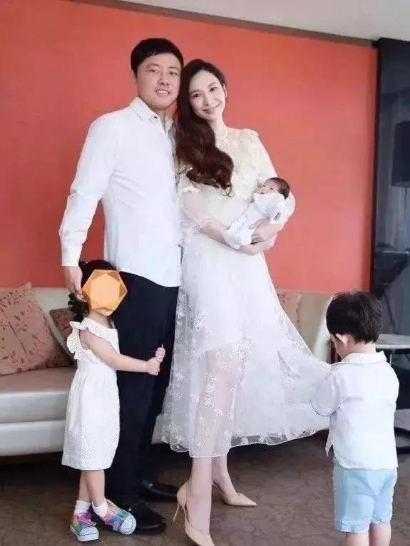 自称从不拜金，然而转身就找富豪当了阔太？