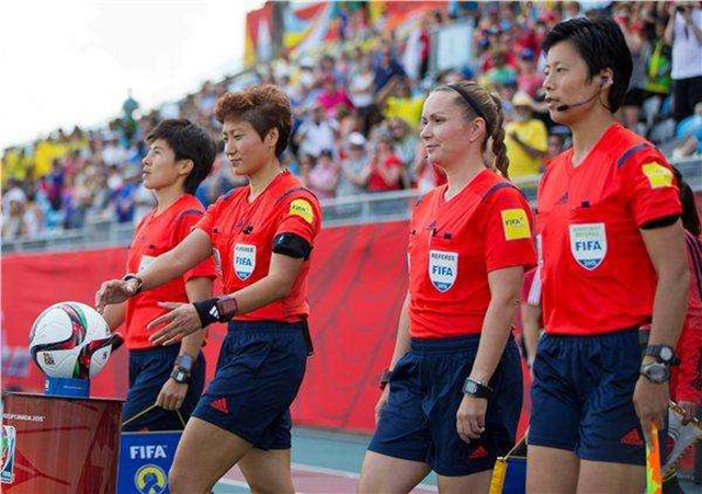 中国男人不行！三女裁再次执法女足世界杯，男裁在哪？