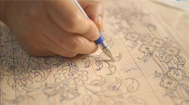 编织一块一块的拼接地毯视频,十分钟教你编织圆形地毯