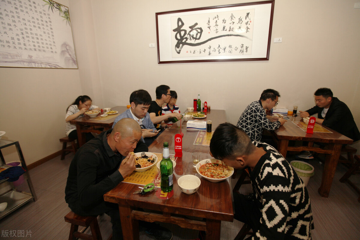 40岁大叔开米粉店月赚18万,湖南米粉店一年赚多少