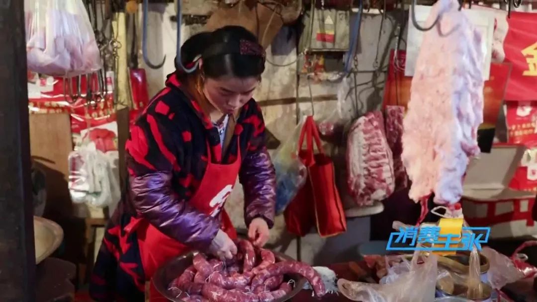 又到熏腊肉灌香肠的时节,做好的香肠在家熏腊肉