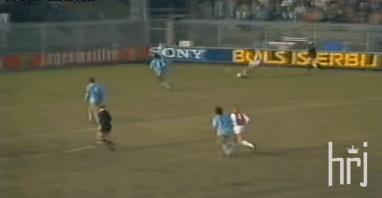 支点中锋踢前腰,足球支点中锋的位置和打法