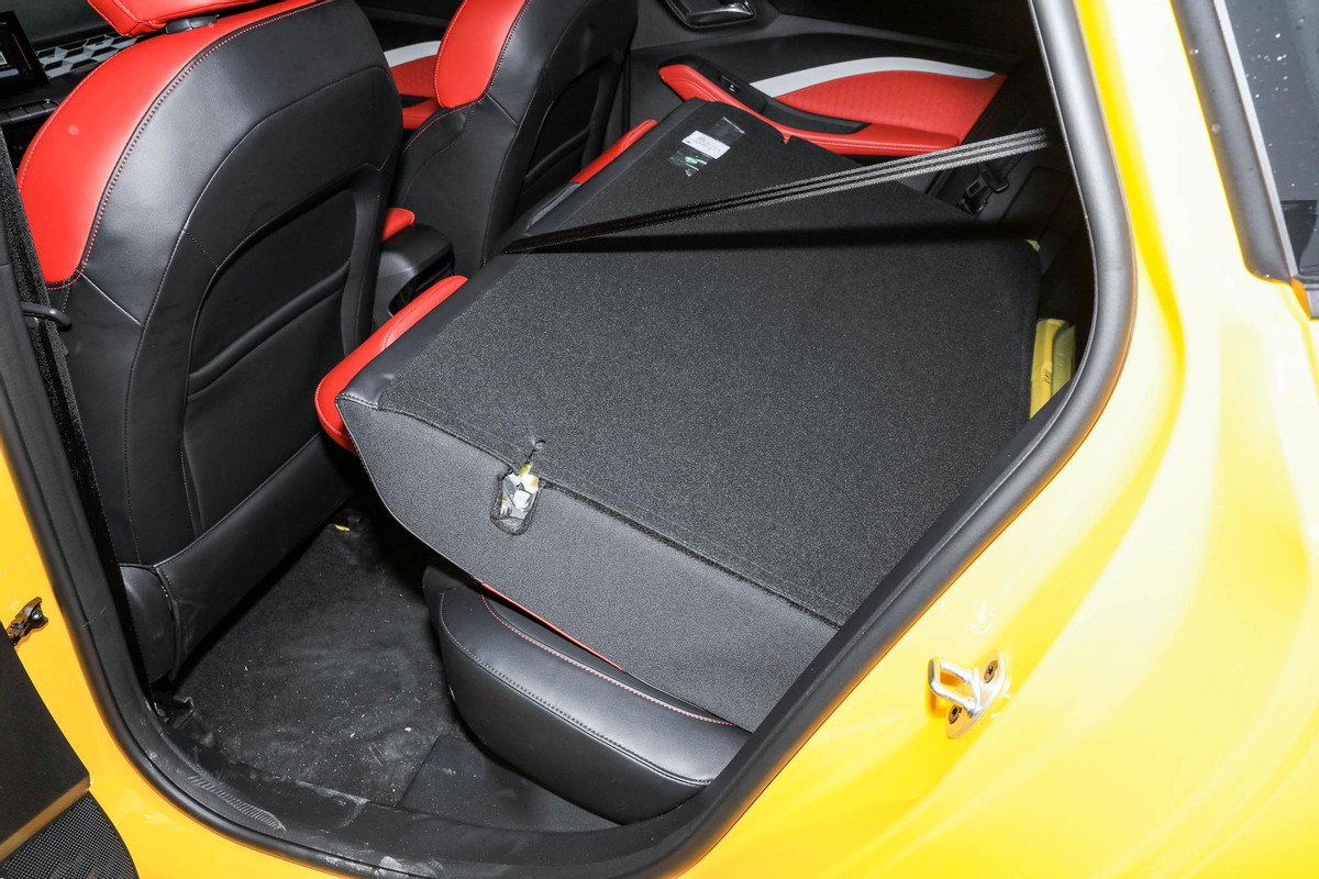 名爵5后排座椅怎么放倒和扣上,名爵5后排座椅放倒后怎么卡回去