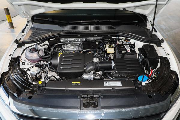 大众朗逸带有家族风格,搭载1.4T和1.5L,车身造型稳重