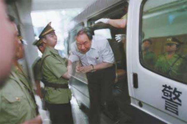 锒铛入狱16年,76岁首富出狱时以为还有264套房,后来如何?