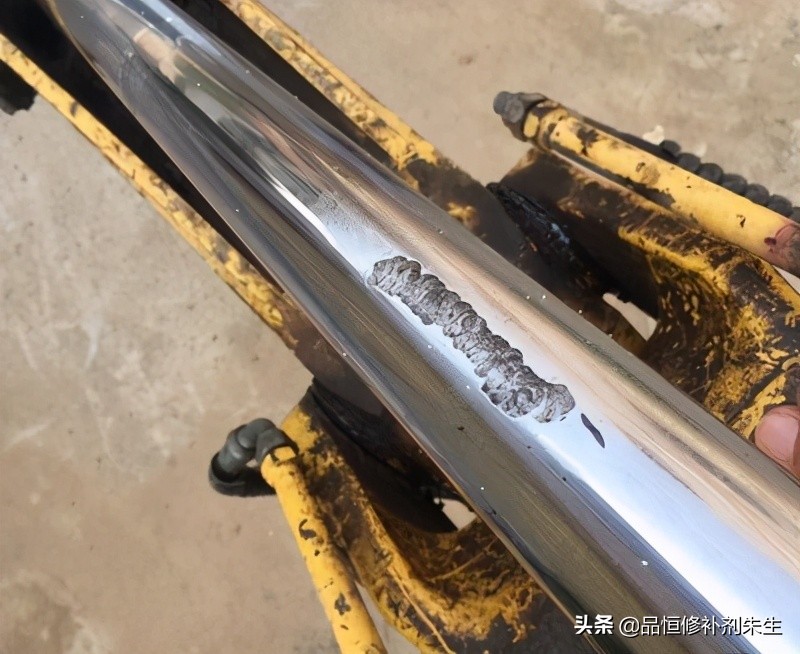 胶水修挖掘机,挖掘机油缸修复的最好方法