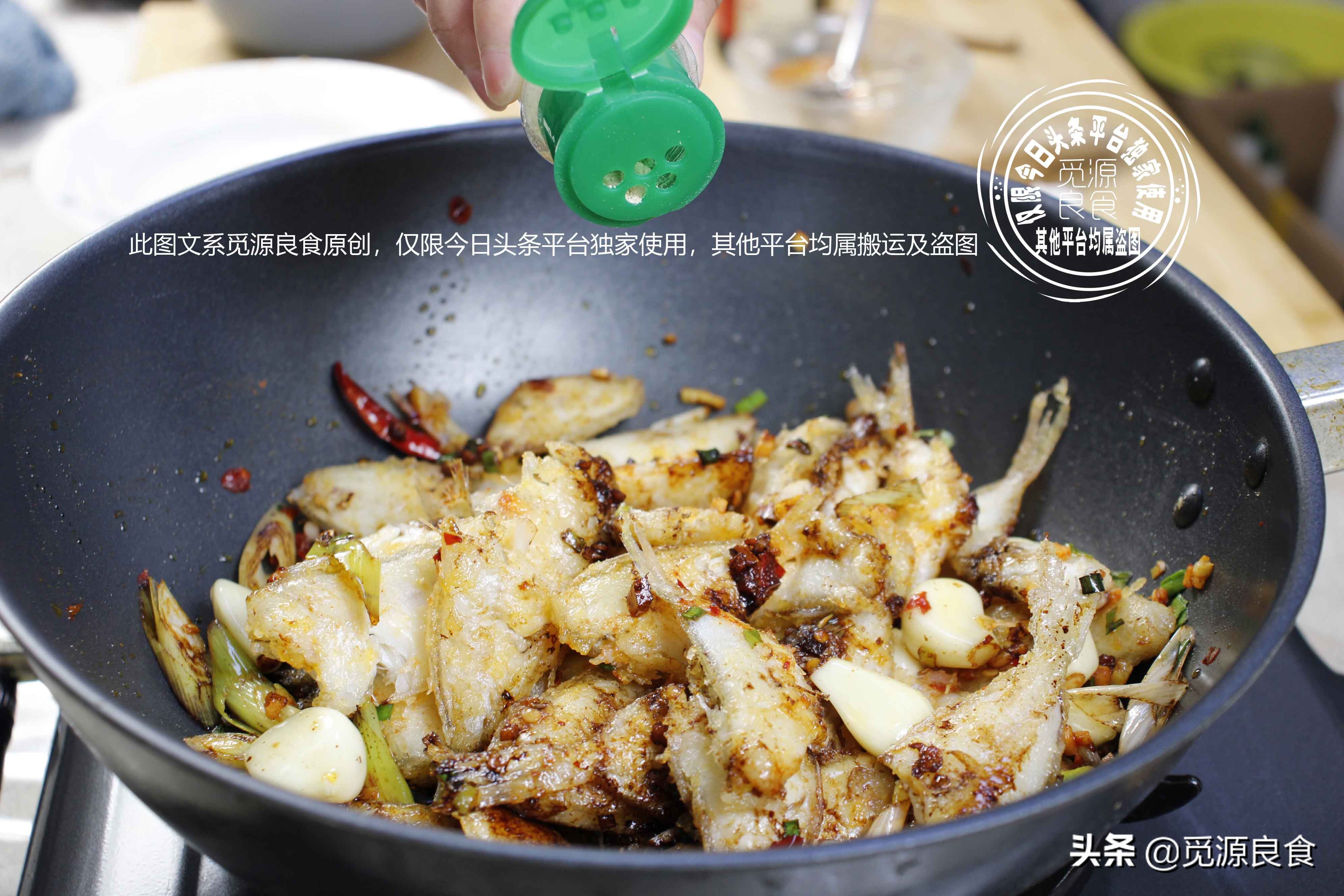 30条剥皮鱼,半碗大蒜头,教你特简单的做法,出锅比小龙虾还美味