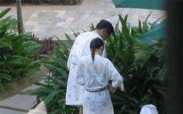 97岁杨振宁与43岁翁帆看画展,97岁的杨振宁和43岁的翁帆