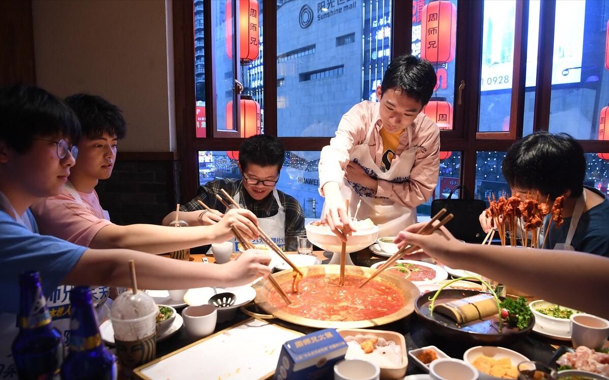 餐馆就餐食物中毒商家该怎么解决,员工在宿舍饮食中毒怎么索赔