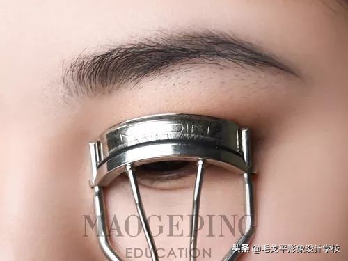 睫毛夹如何刷睫毛,怎么用睫毛夹刷睫毛