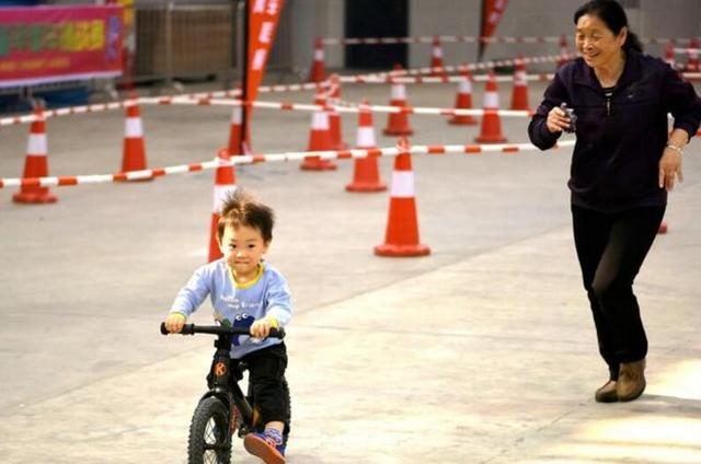 不重视孩子教育的家庭后果,平衡感不足对孩子有什么影响