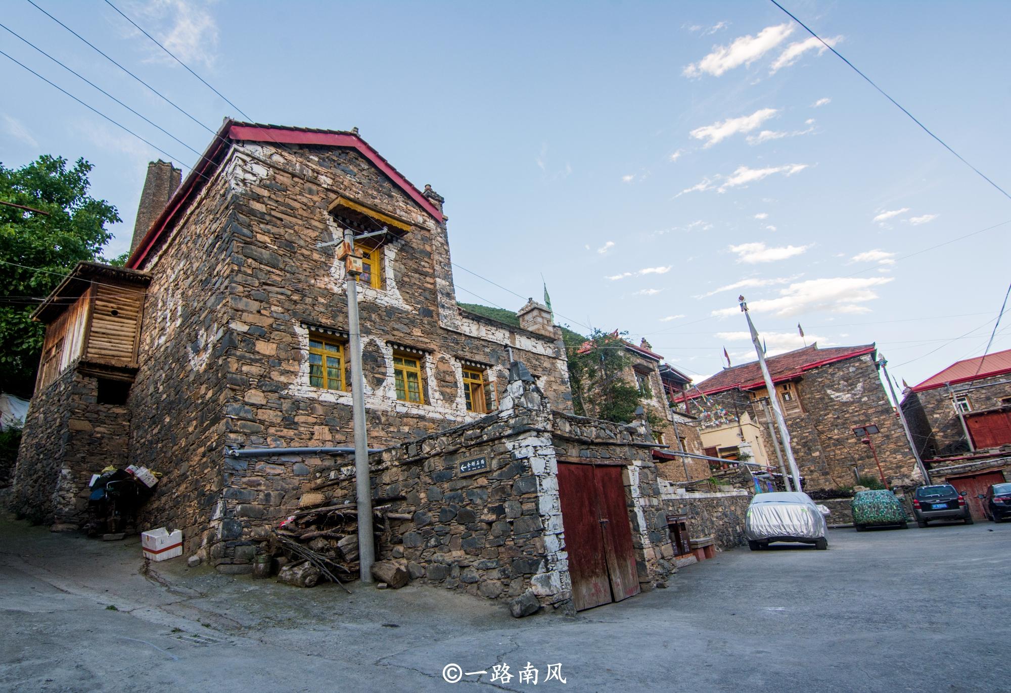 地震震不倒的比萨斜塔,比萨斜塔历经地震不倒之谜