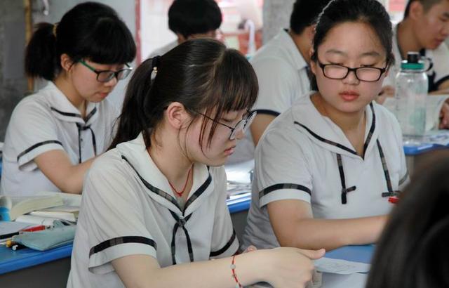 中考走定向好还是走统招线好,中考定向招生和统招有什么区别