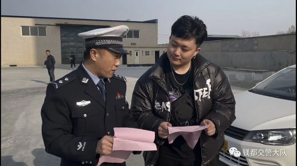 交警走进军营开展交通安全宣传,百万警进千万家交通安全宣传活动