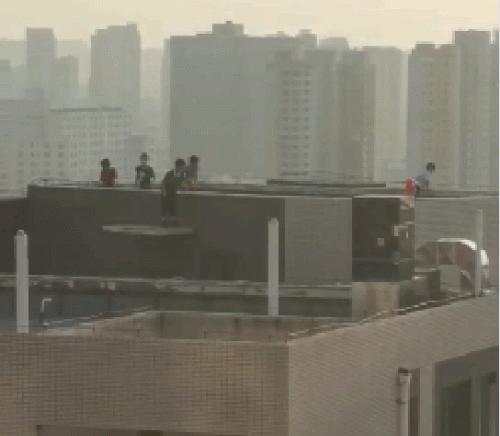 32层楼顶有小孩在玩,小孩爬上32层楼顶玩