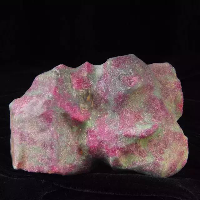 见惯了宝玉石，它的原石长啥样？有些毫不起眼，捡到千万别丢……