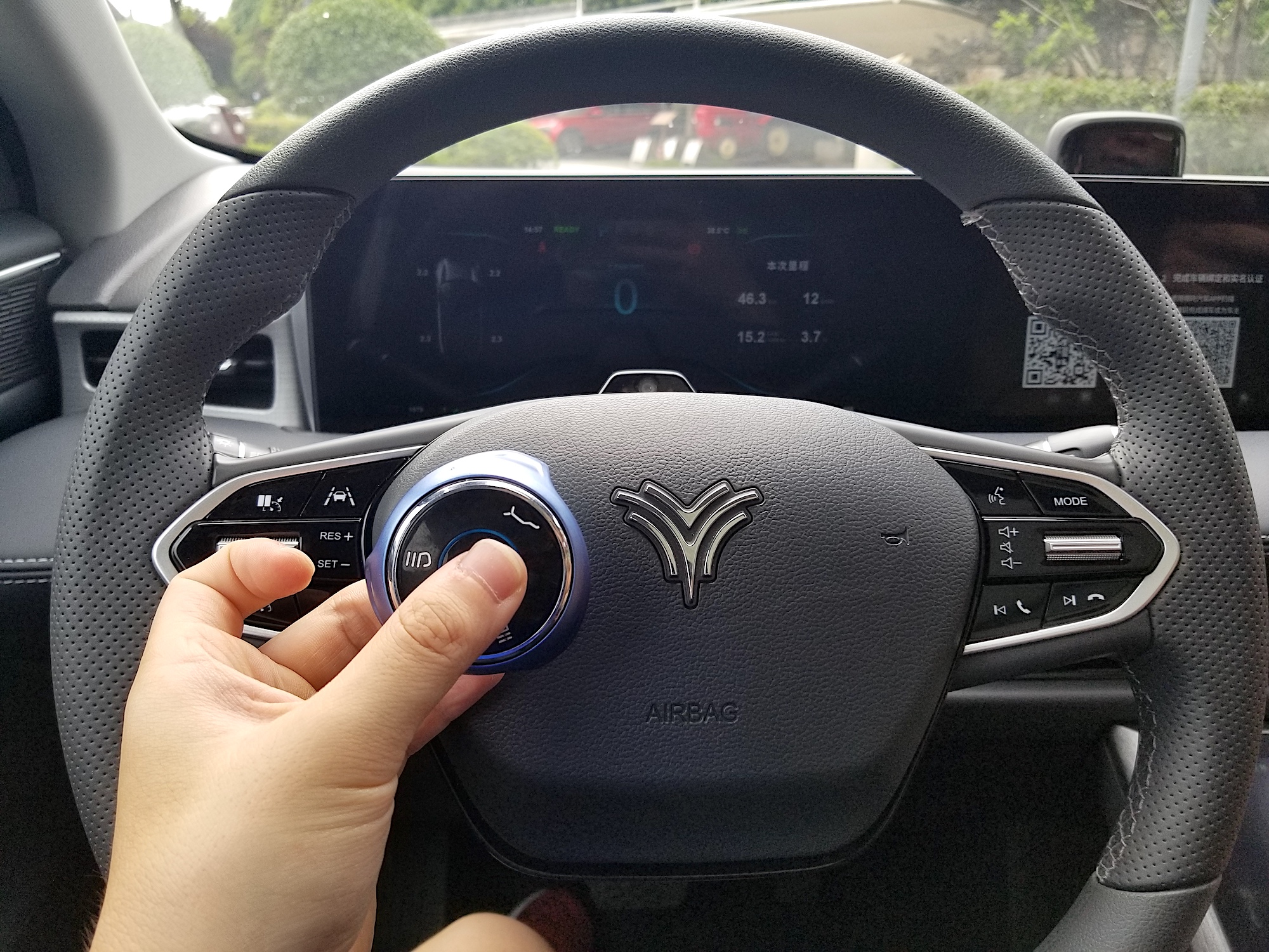 把车钥匙做成指尖陀螺？这才是纯电SUV里的“创意玩家”