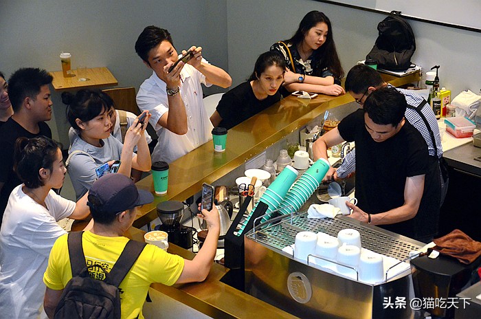 手推咖啡车起家，这家咖啡厅有何秘诀，七年开店遍布鹭岛？