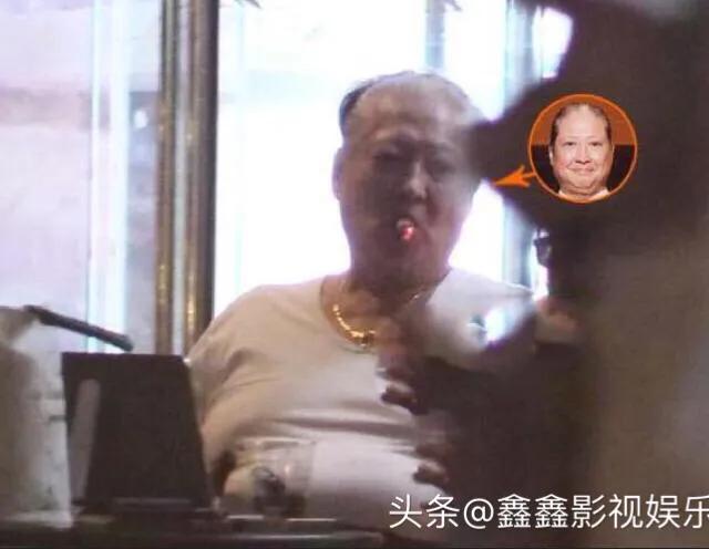 影视巨星洪金宝现身北京，戴大金镶钻链抽雪茄，和朋友相谈甚欢。