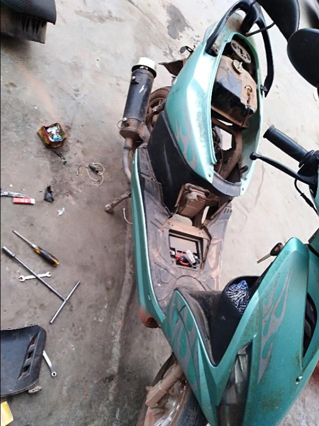 踏板摩托车给油突突突顿挫,踏板摩托车打着火冒黑烟怎么解决