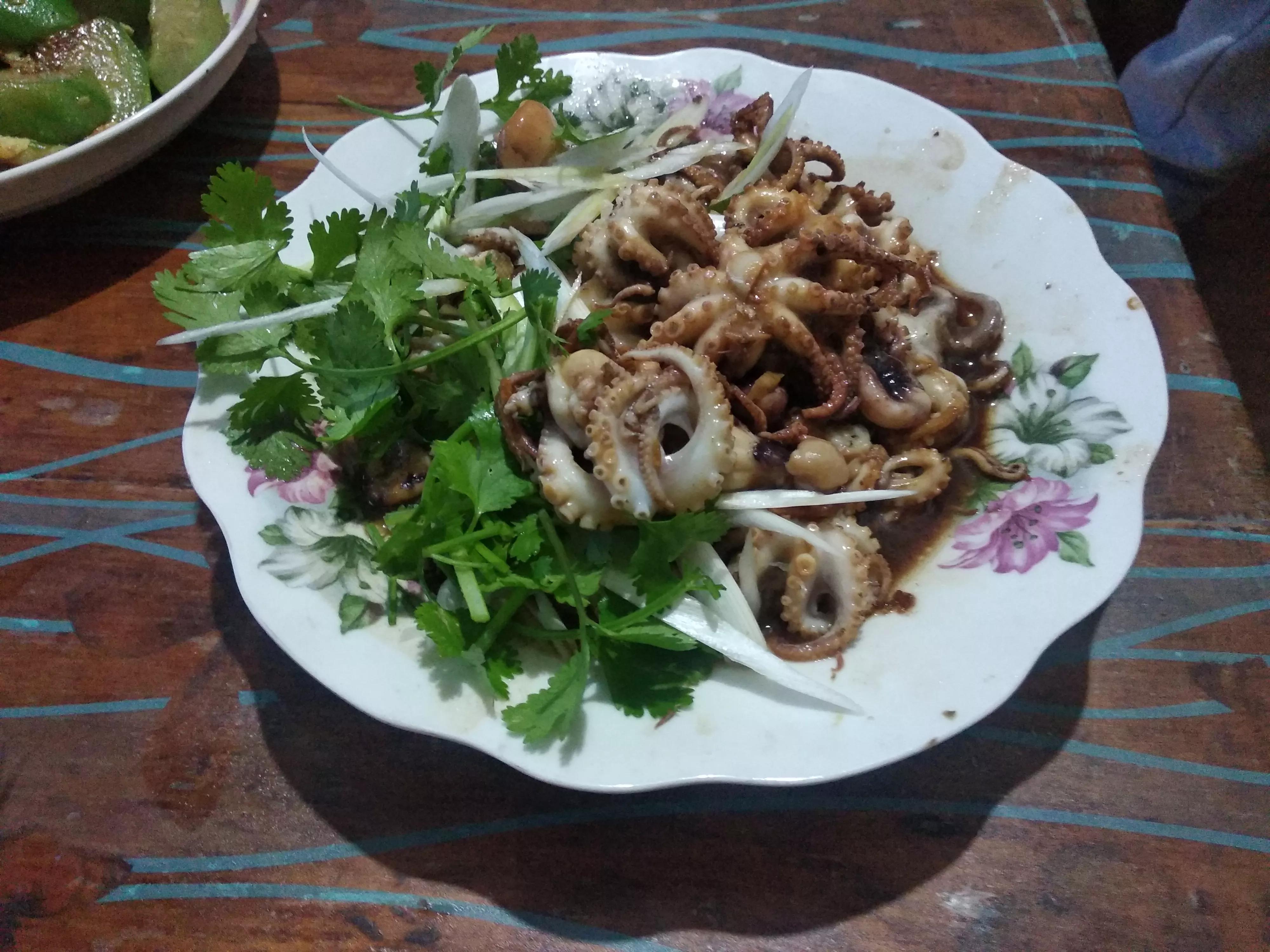 周末陪老丈人卖秋菜,丈母娘做了一大桌菜,网友:还有小姨子没