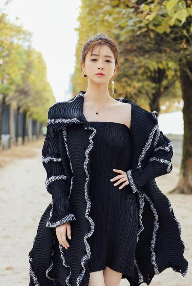 微胖女孩学蒋欣藏肉穿,女人要有小肚子