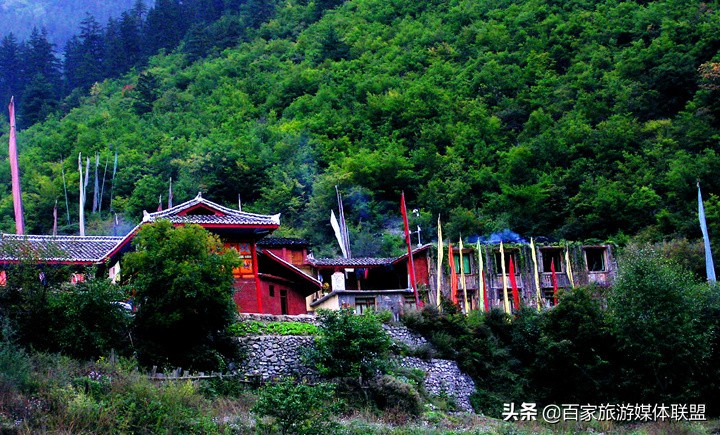 藏民的房屋插的旗子,藏民房顶为什么挂彩旗