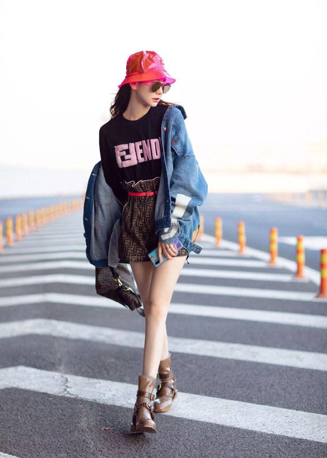 杨丞琳冻龄回到18岁,李荣浩演唱会杨丞琳露背长裙