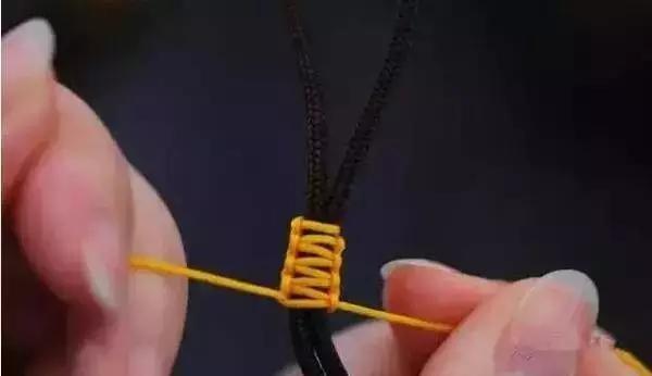 还在为摆盘而犯愁吗,文玩手串穿绳打结方法视频教程