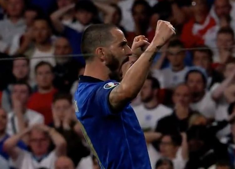 书写45年历史，他拯救绝境中的意大利！赛后霸气怒吼：足球回罗马