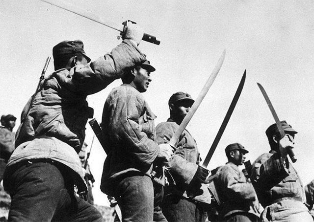 1951年邓华为何主动让位第一副司令给陈赓？甚至亲自致电伟人