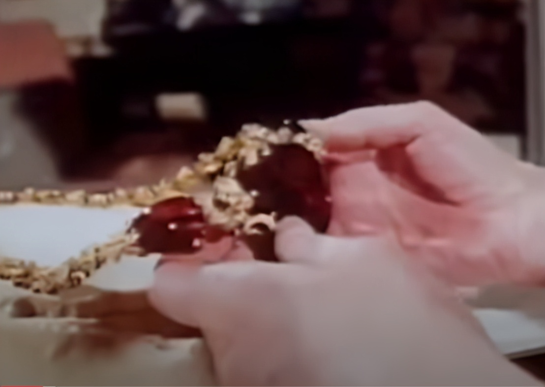 英女王下令封杀50年!王室私生活*片禁**遭泄露,百万人在线吃瓜