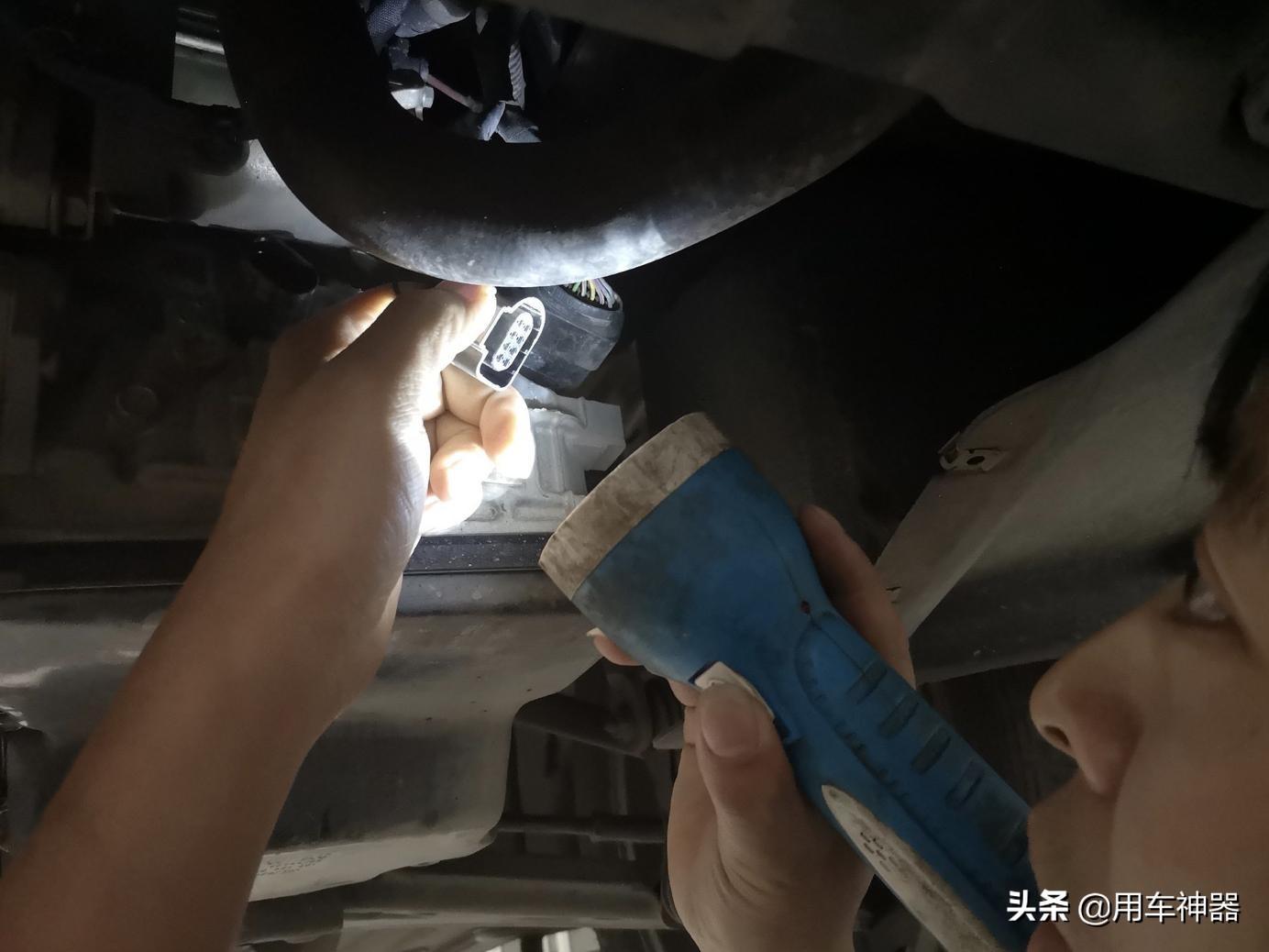 科鲁泽发动机故障指示灯亮起,汕德卡发动机故障灯亮起什么故障