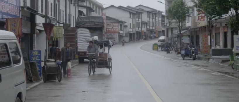 五十岁穷苦老汉24年前收养女弃婴,穷困老汉蹬三轮养了十二年的弃婴