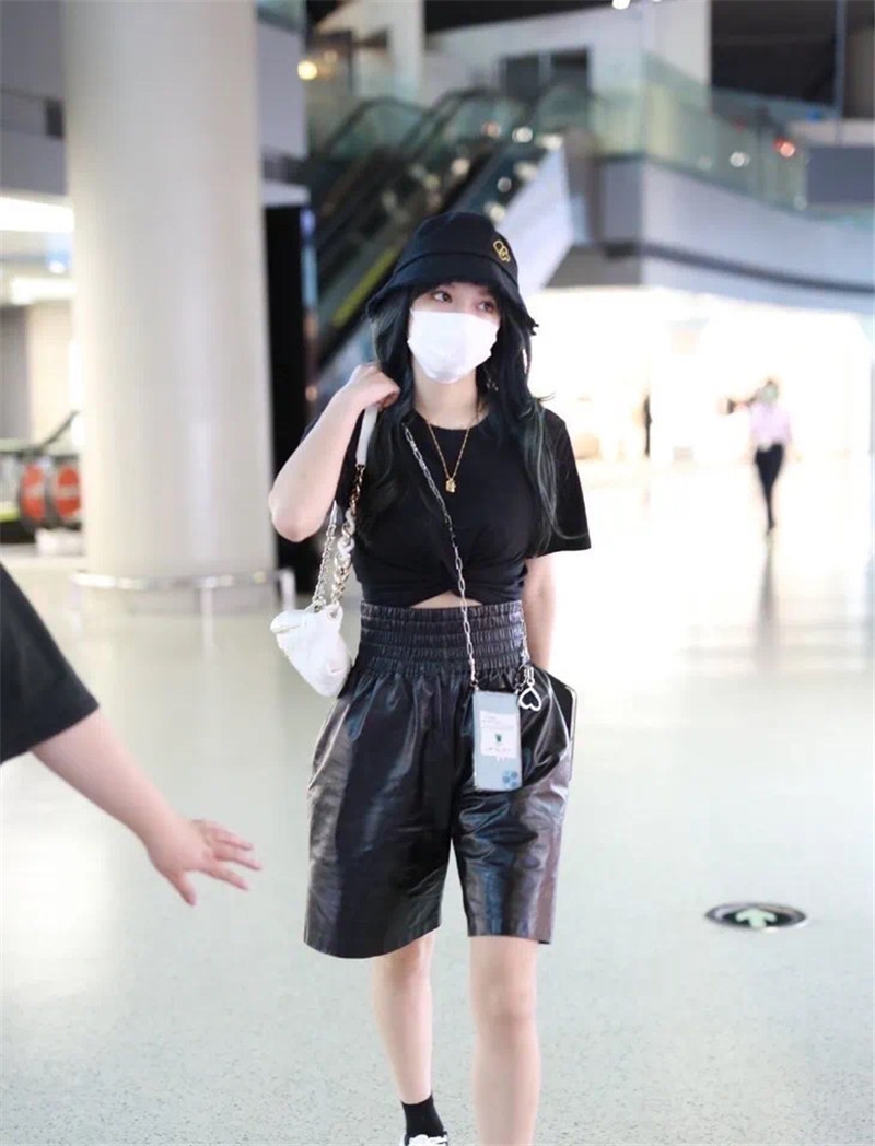 胸大怎么穿衣服不尴尬,胸大的妹子穿什么衣服保守