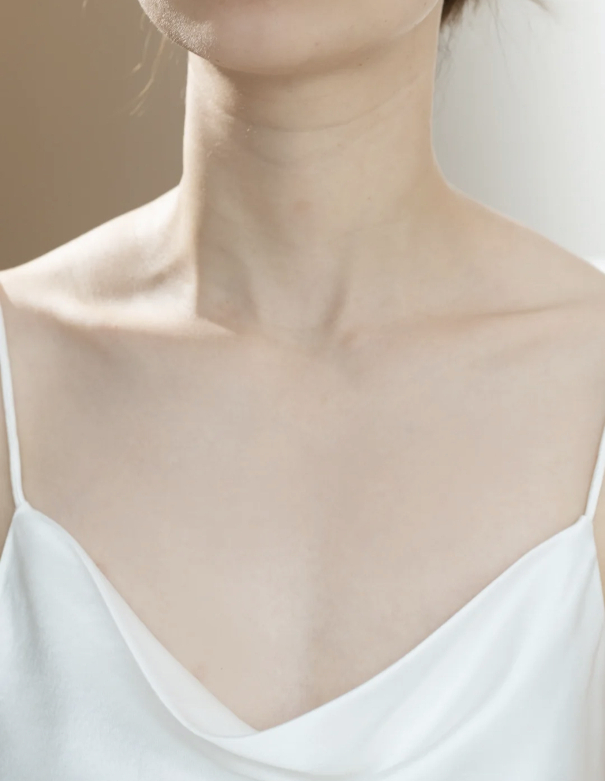 有很深颈纹的女生怎么改善,颈纹难看显老如何改善