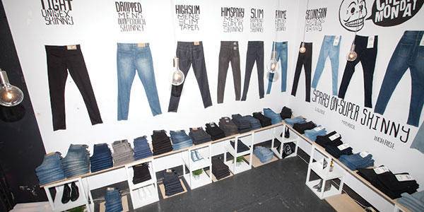 修身牛仔裤也能穿出性感气质,什么款式的牛仔裤又潮又好