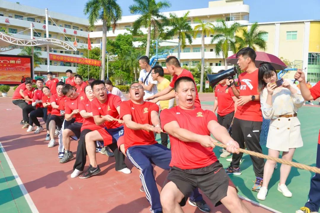 “老师，你拔河的样子真美！”“谁拍的赶紧撤！！！”