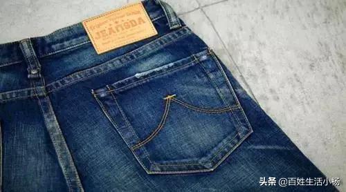 牛仔裤为什么后腰有个皮子,牛仔裤后面为什么有一块皮