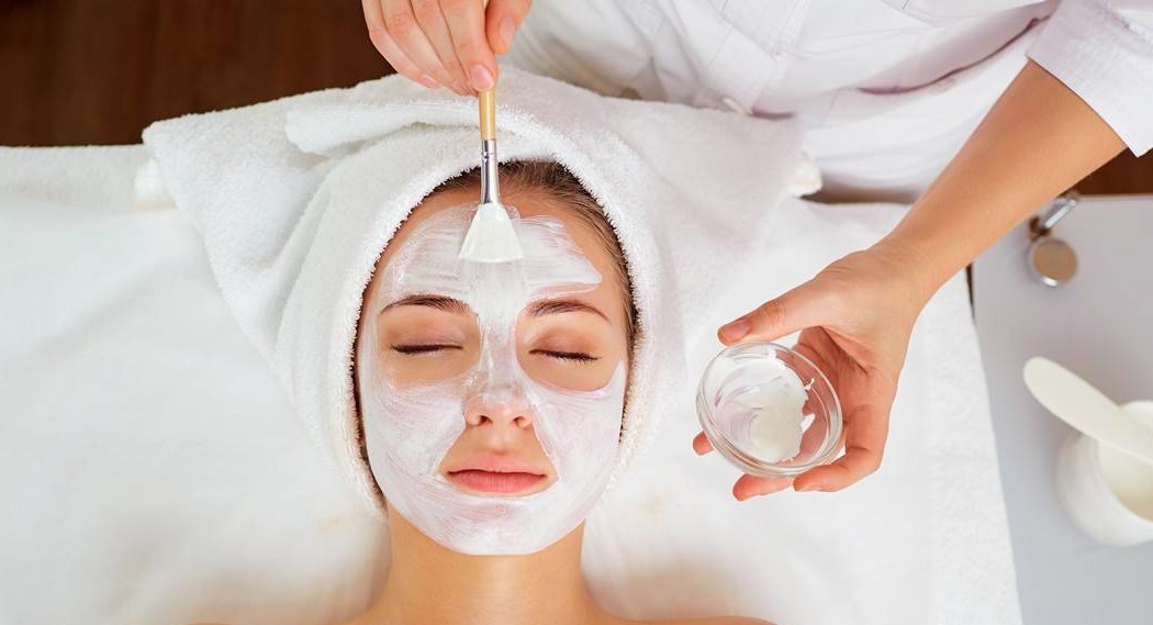 疫情没结束，美国美容院就爆满，人们想用美来掩盖艰辛的一年