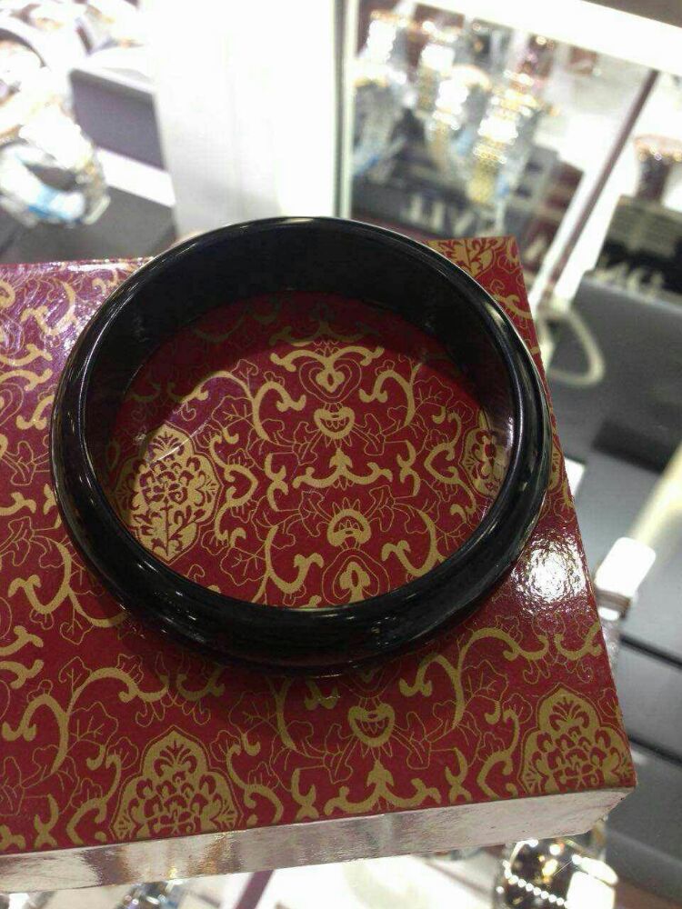 青白和田玉手镯为啥便宜,和田玉手镯怎样才能买到真的