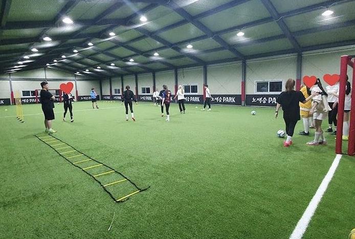 韩女明星组成女子足球队，韩网出现恶意留言，女团爱豆发出澄清