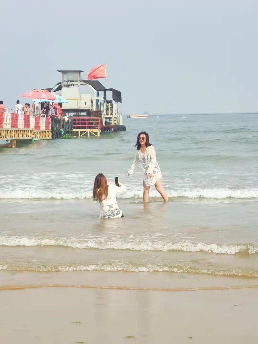 青岛金沙滩——亚洲第一滩，夏天人气火爆，美女扎堆，超级震撼