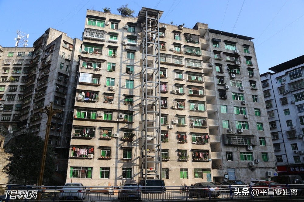 老旧小区加装外挂电梯的弊大于利,带平台的老旧小区怎么加装电梯