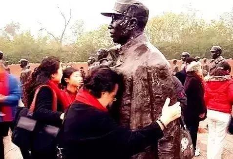 嫌工资低辞职光脚坐在火车站,成都市副市长辞职