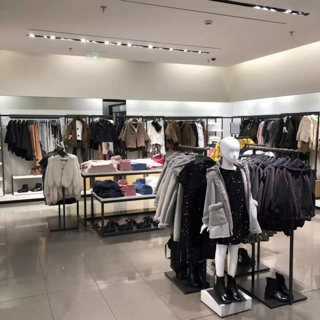 我带身高155的同事来到童装部，结果她逛疯了……