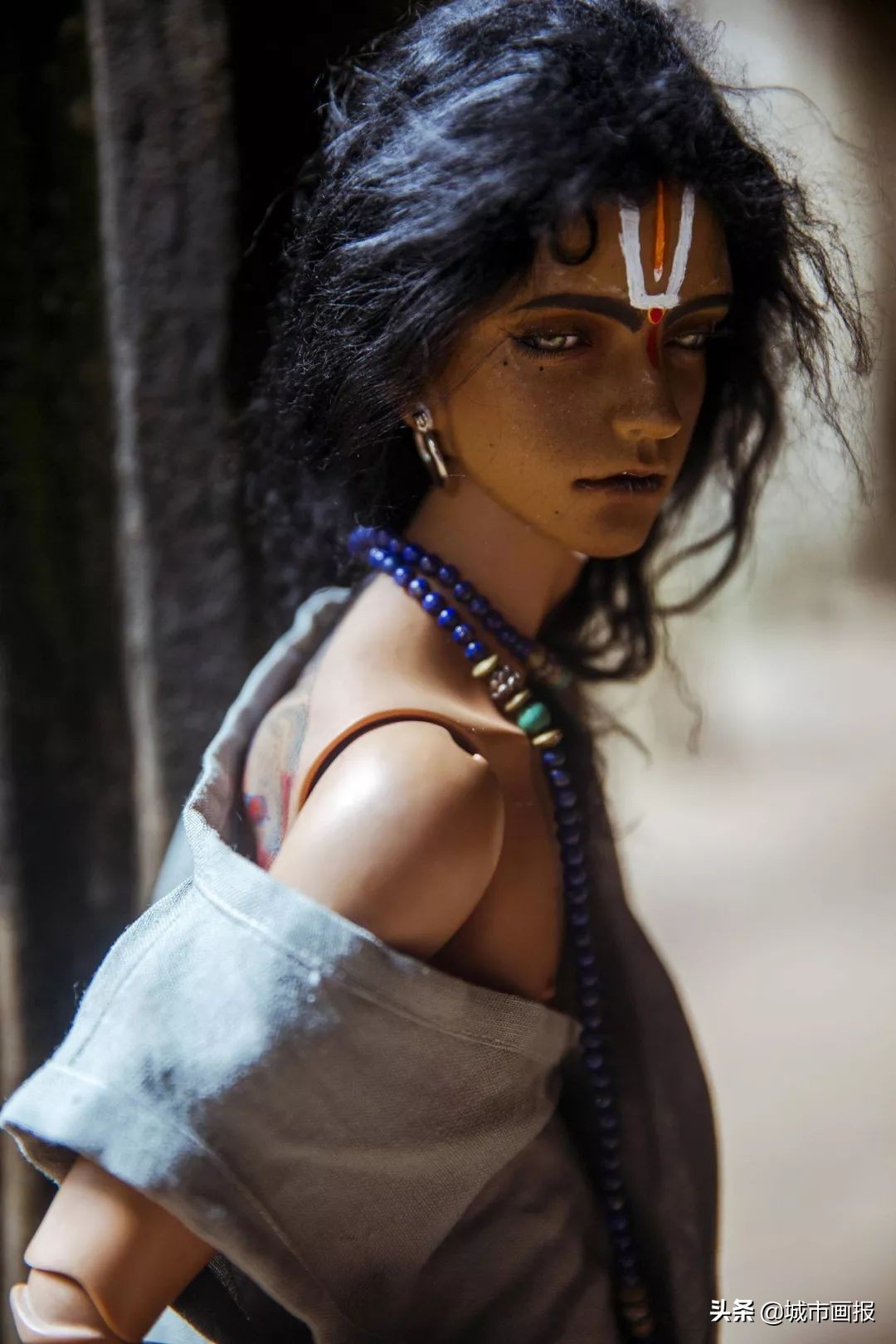 邮费都砍价的年轻人，竟给自己的娃娃穿上奢侈品