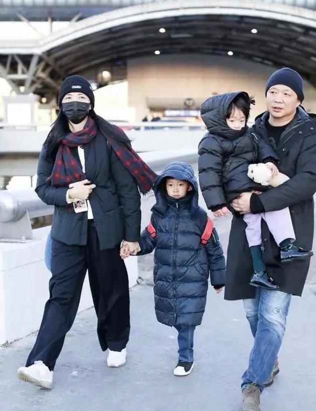 姚晨跟儿子在机场,小土豆呆萌的表情变潮男,这小嘴巴跟妈太像了